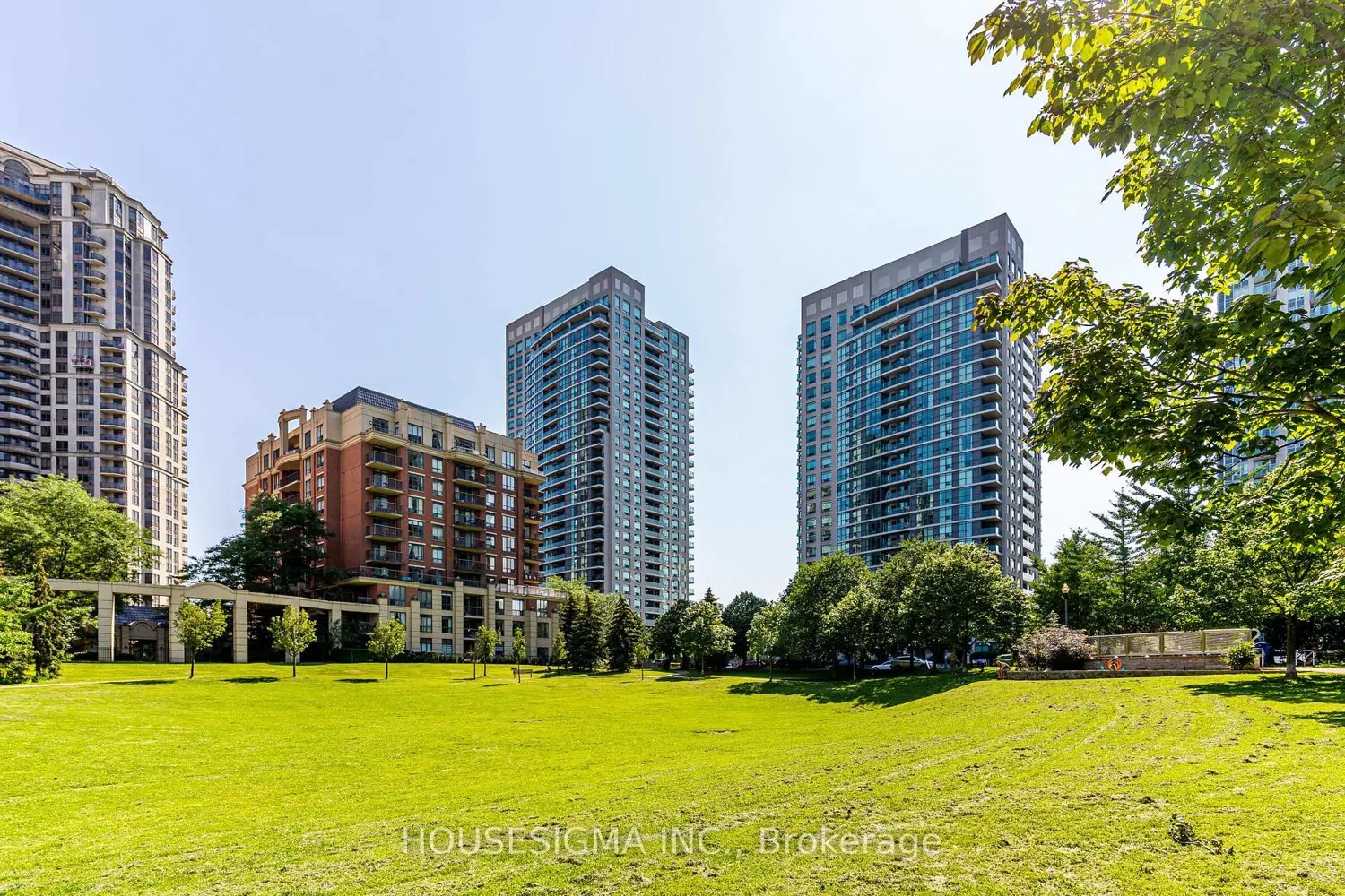 Additional image 19 of 28 Harrison Garden Boulevard 901