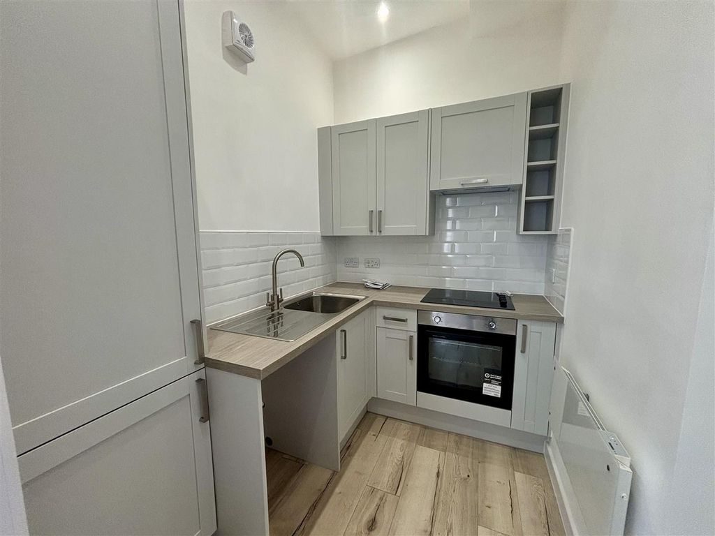 2 bed flat for saleLong Building, Devizes SN10 photo 4
