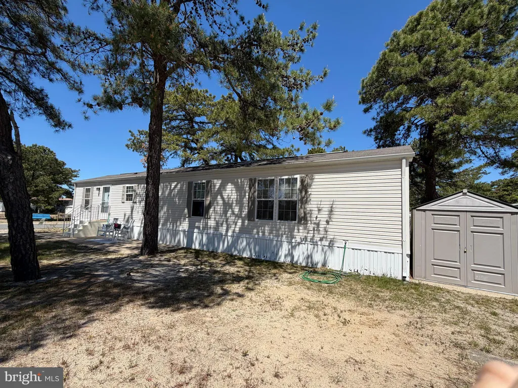 21 Bluebird Ln, Whiting, NJ 08759