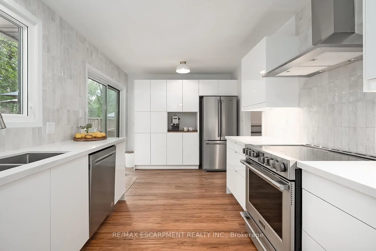 406 Oakwood Drive photo 4