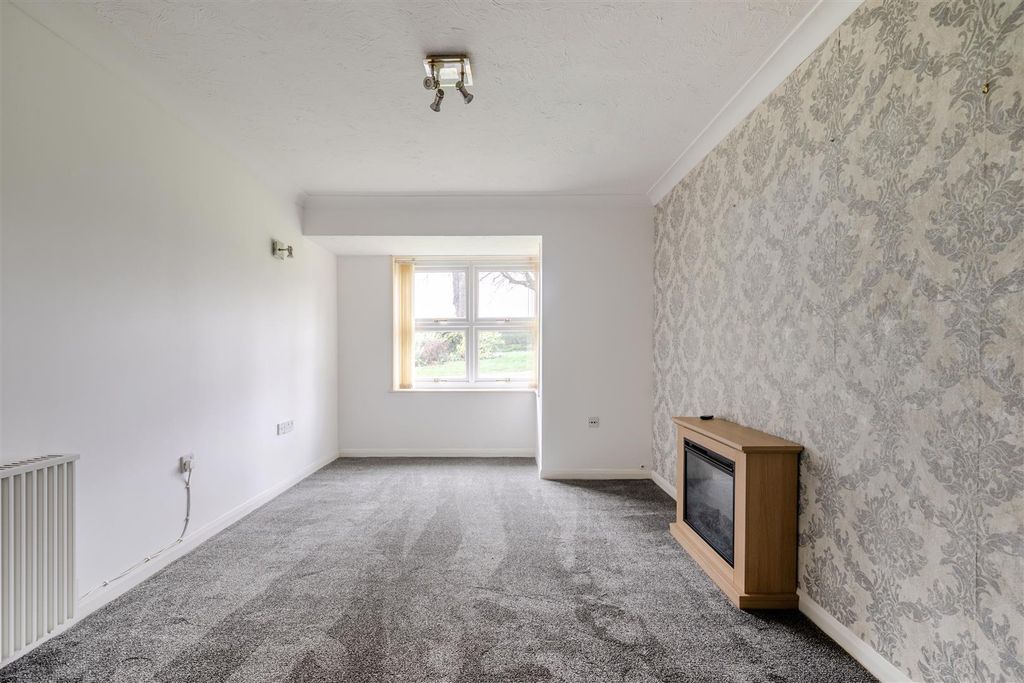 2 bed flat for saleThe Croft, Meadow Drive, Devizes SN10 photo 5