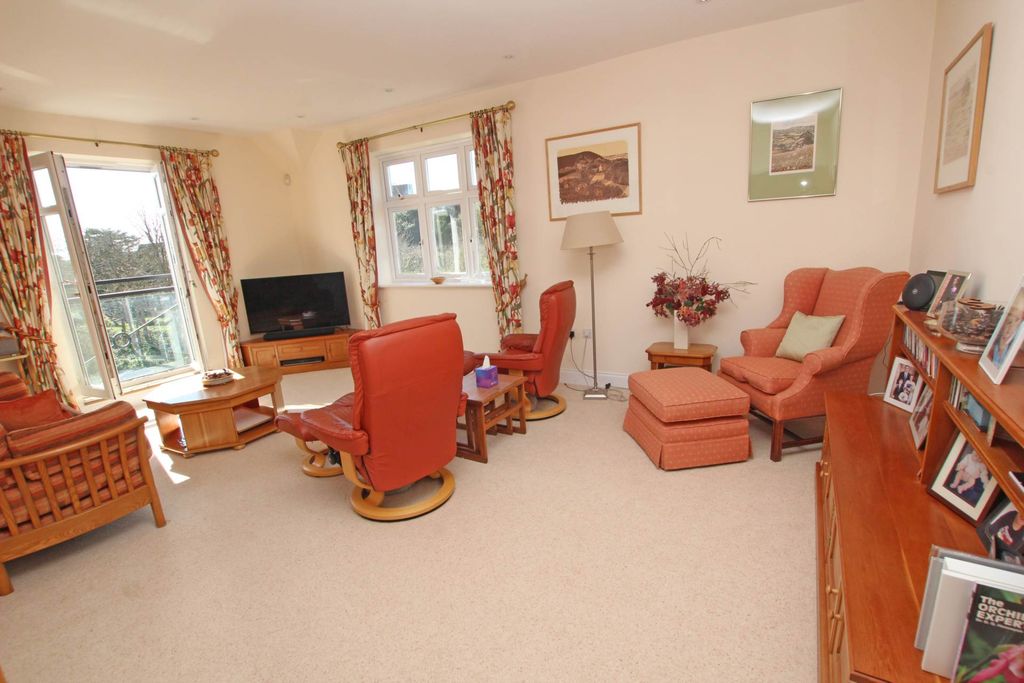2 bed flat for saleDarley Road, Eastbourne BN20 photo 5