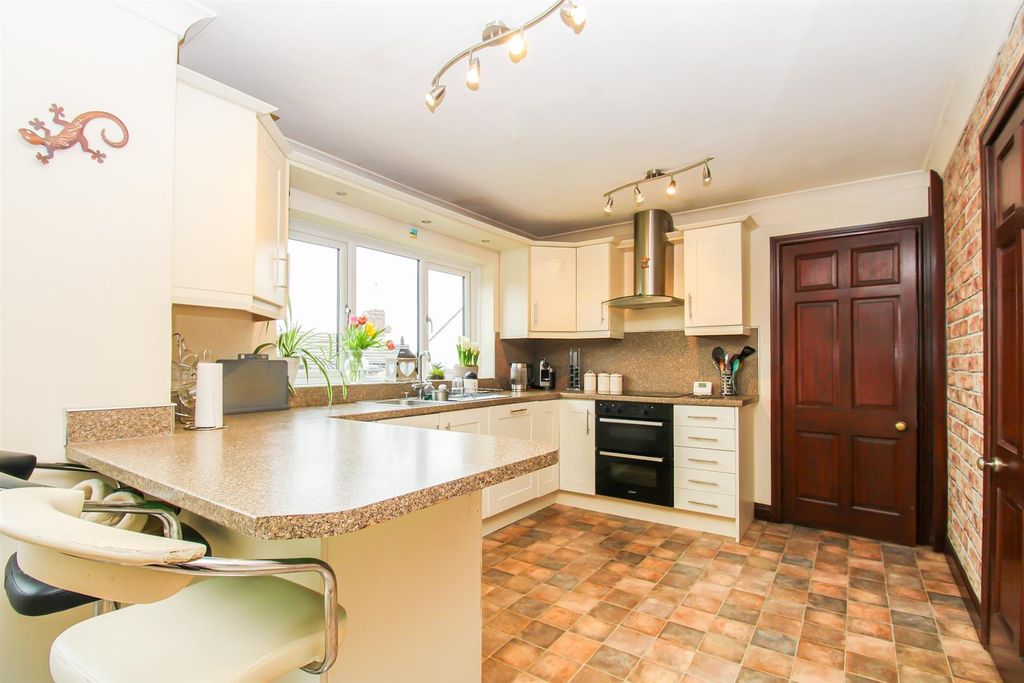 4 bed detached house for sale2, Bullfields Close, Thornhill, Dewsbury, Kirklees WF12 photo 2
