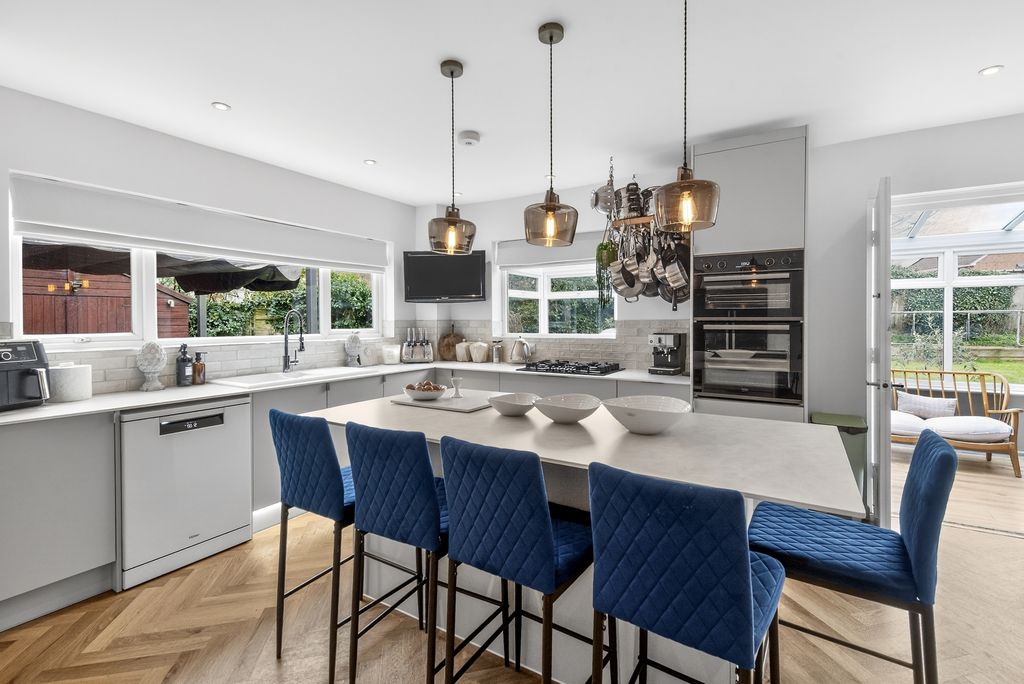 6 bed detached house for saleBroadleas Road, Devizes SN10 photo 4