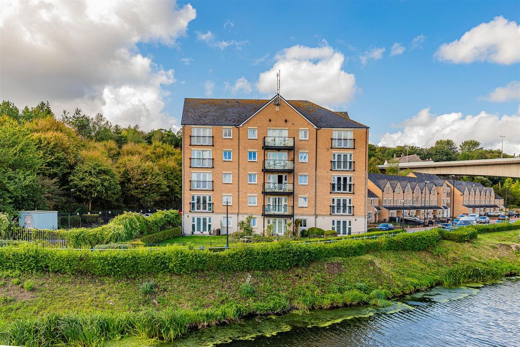2 bed flat for saleRiver Walk, Penarth Marina, Penarth. CF64
