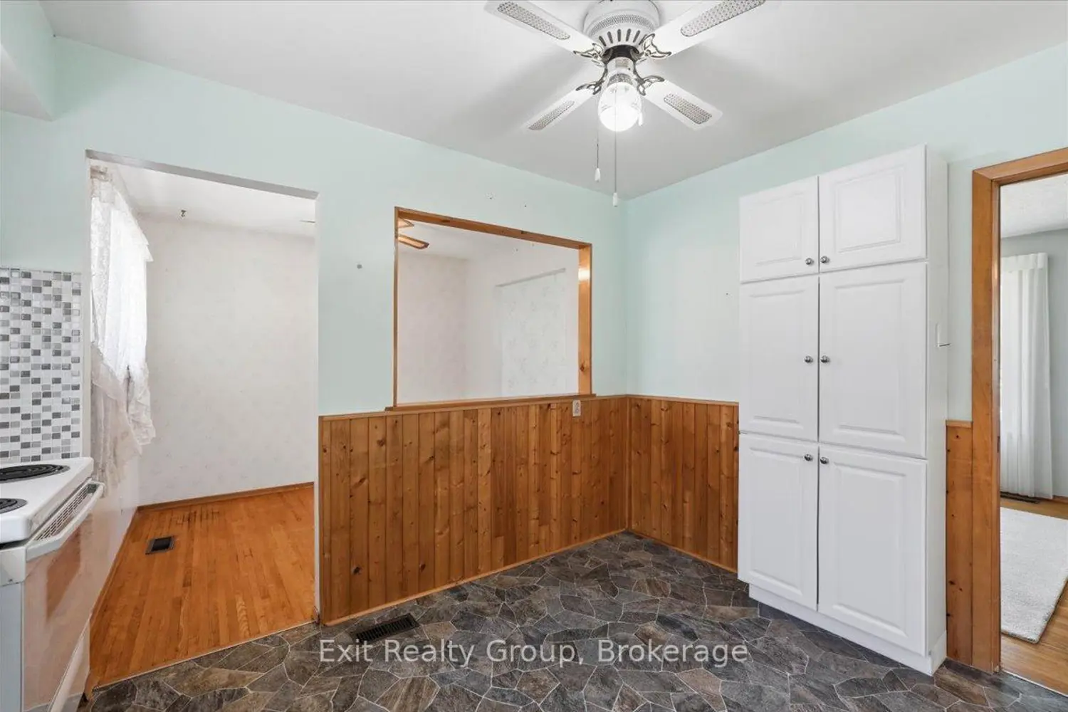 261 Byron Street photo 4