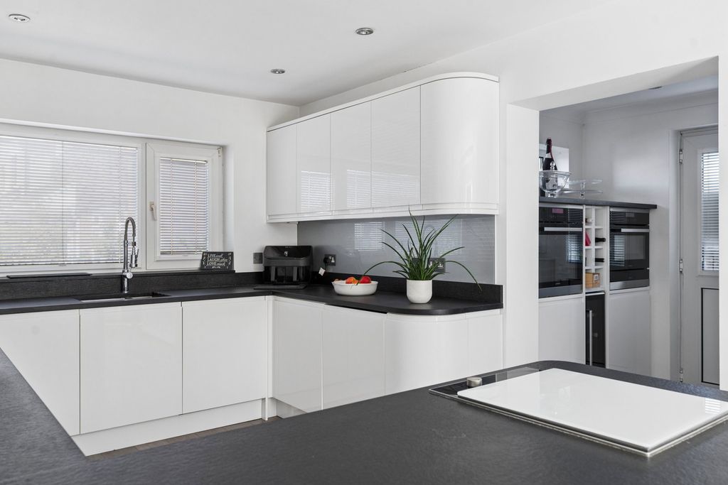 Additional image 11 of 5 bed detached house for saleCoombe Drive, Dunstable LU6