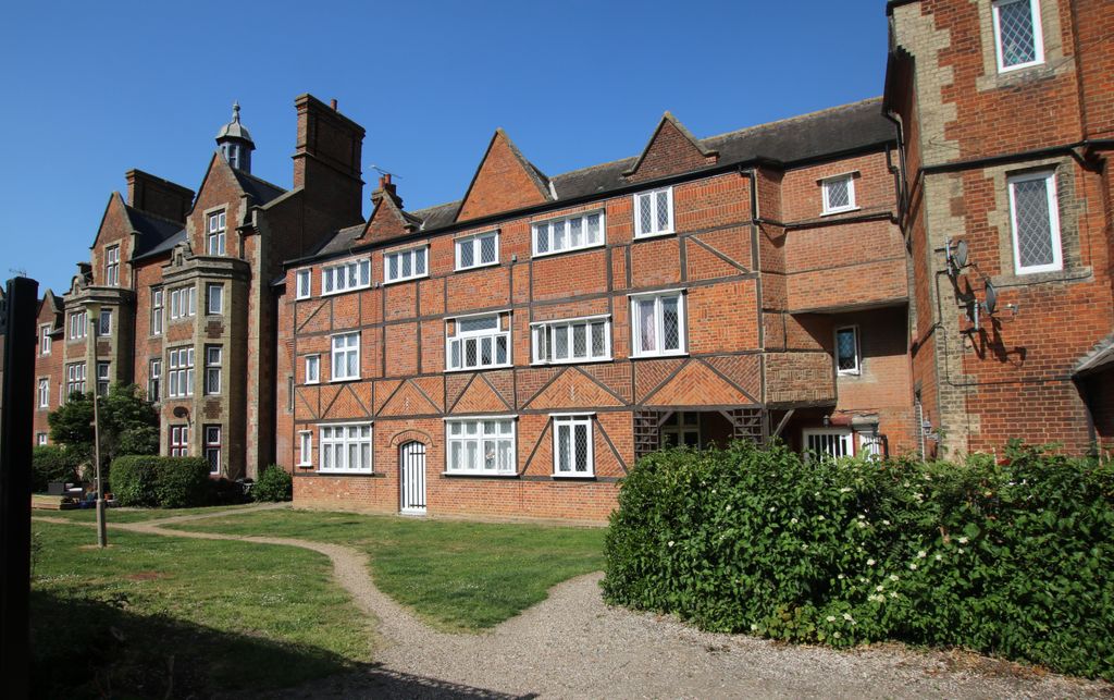 1 bed flat for saleThe Close, Dunmow CM6