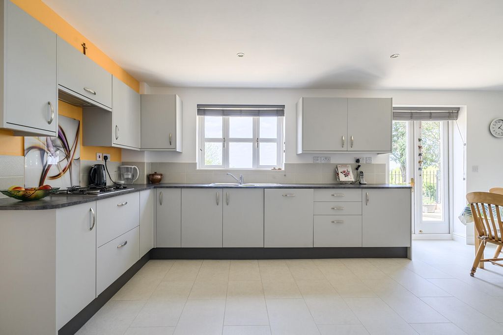 4 bed detached house for salePinetum Close, Devizes SN10 photo 4