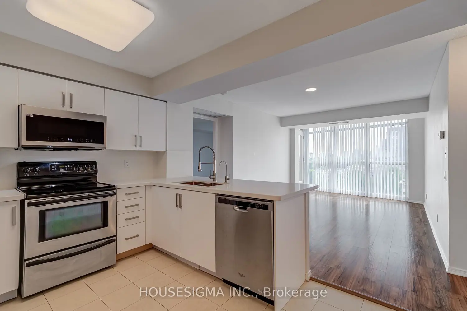 Additional image 5 of 28 Harrison Garden Boulevard 901