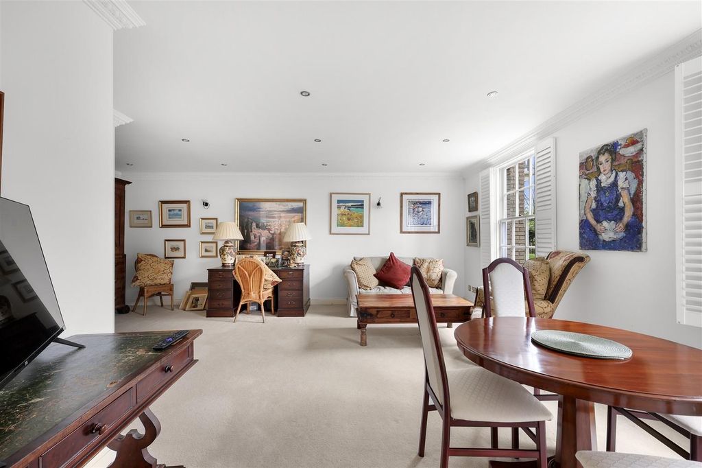 2 bed flat for saleBower Hill, Epping CM16 photo 2
