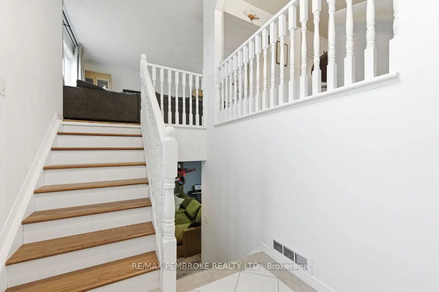66 Woodland Crescent photo 2