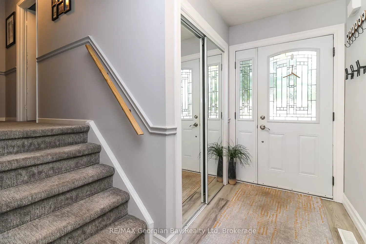 1007 Glen Mhor Crescent photo 2