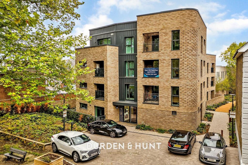 2 bed flat for saleHigh Street, Epping CM16