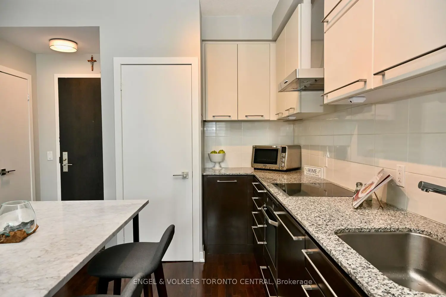 Additional image 7 of 770 Bay Street 2504