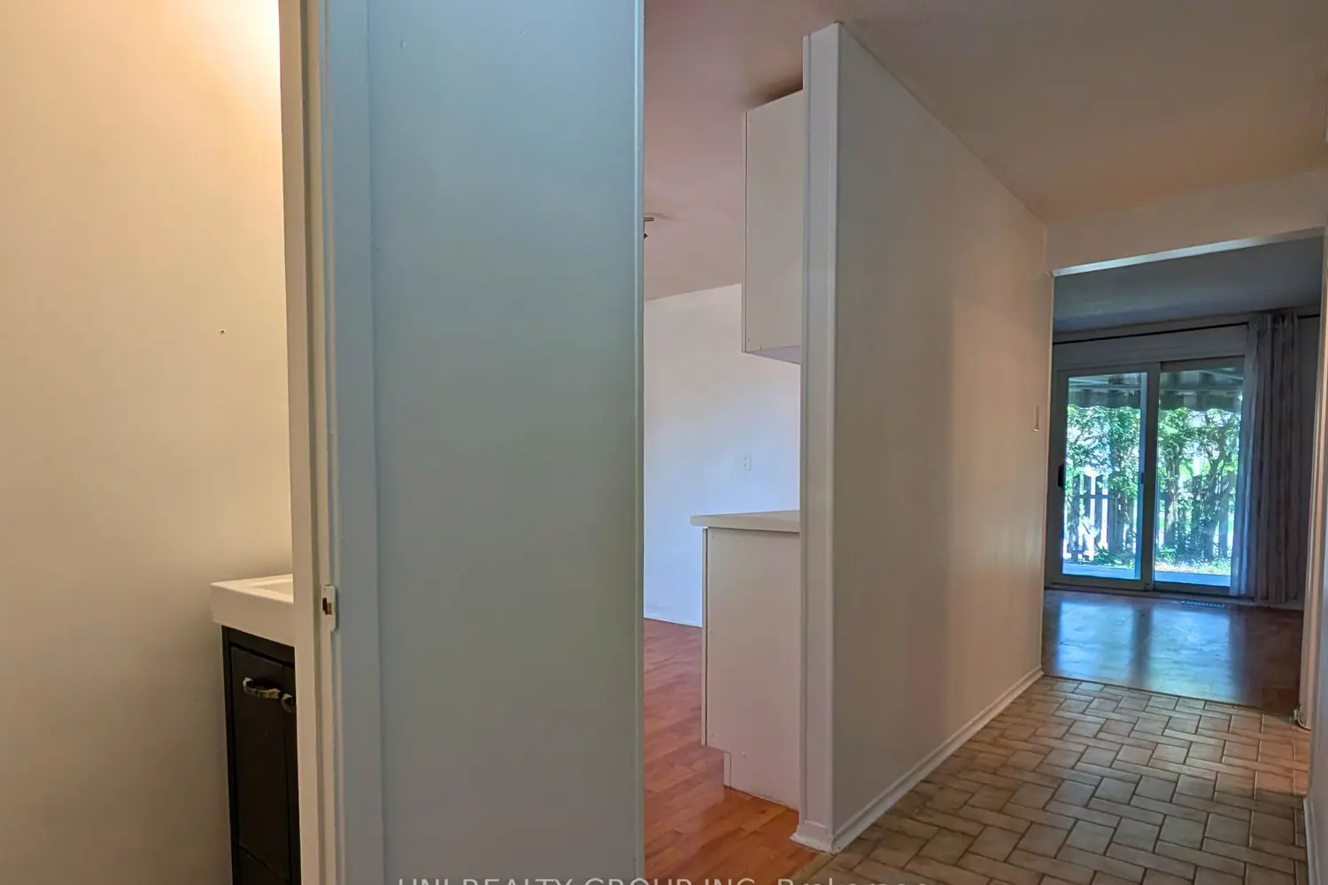 1460 Heatherington Road G photo 2