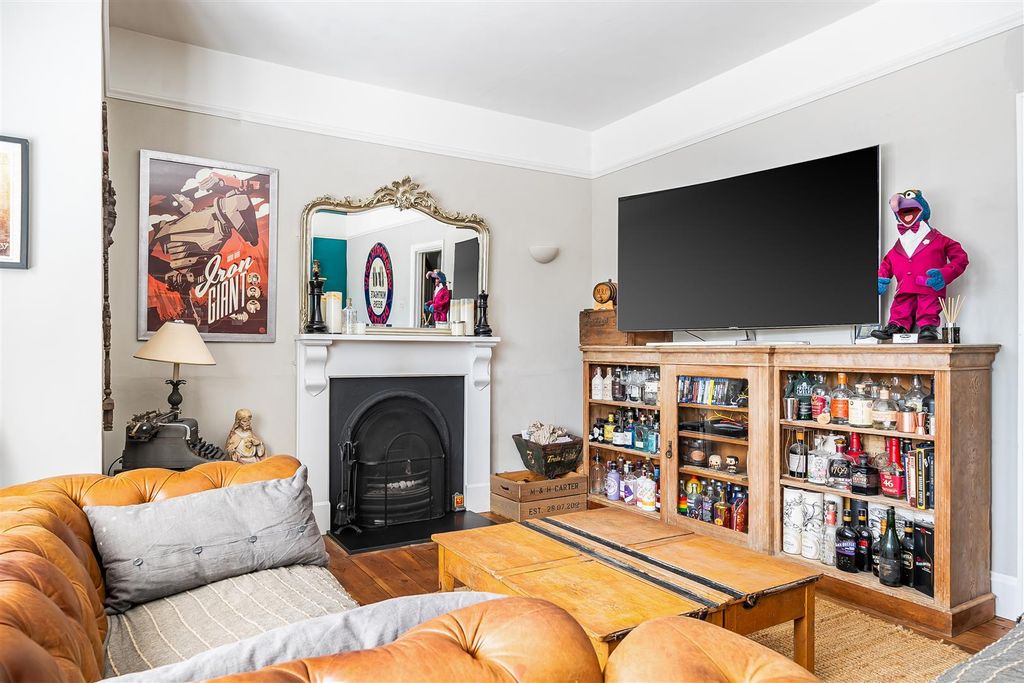 4 bed semi-detached house for saleWick Lane, Devizes SN10 photo 4