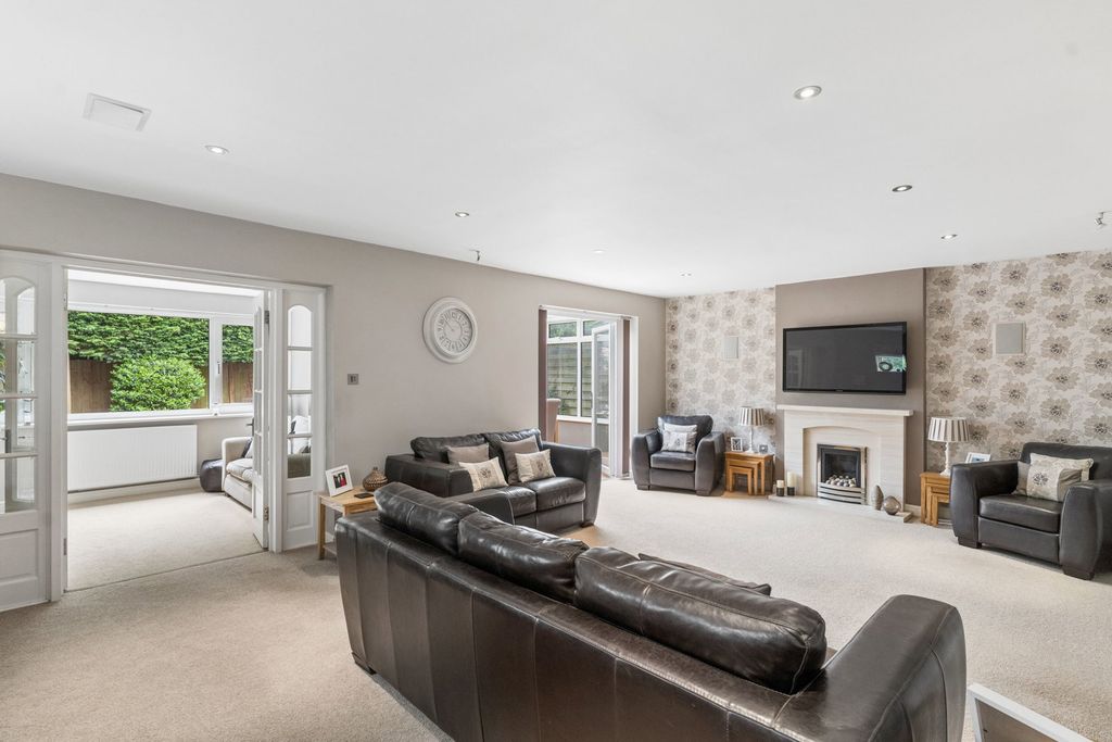Additional image 2 of 3 bed detached house for saleSeamons Close, Dunstable LU6