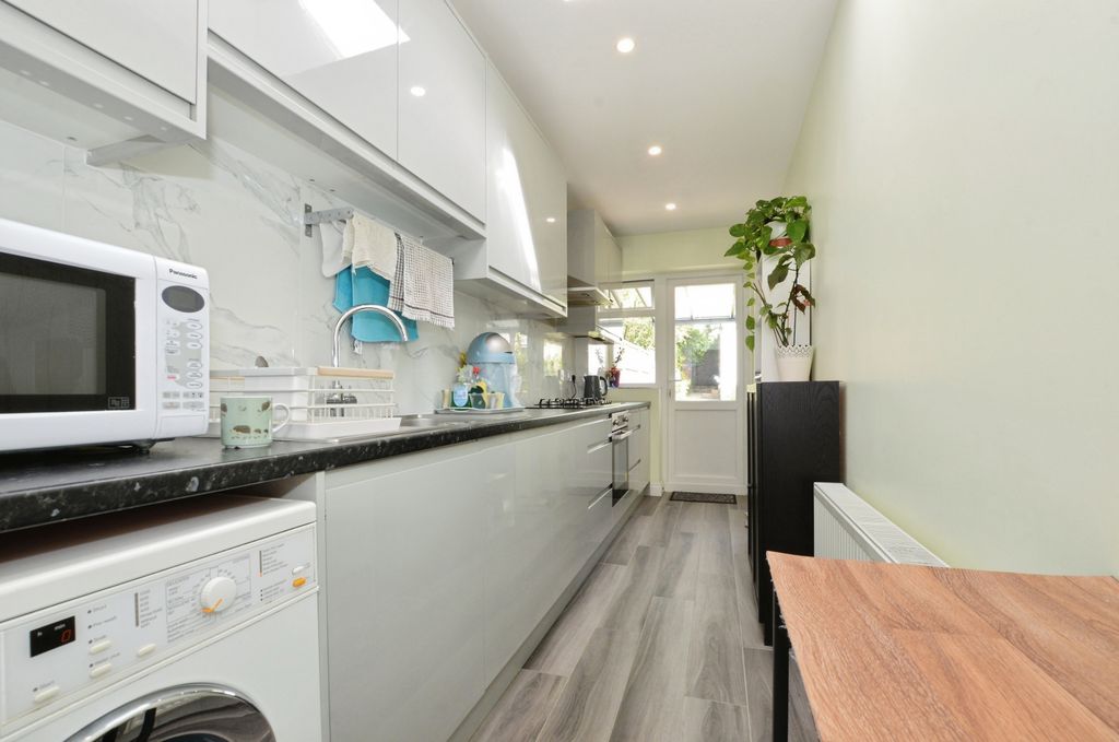 4 bed terraced house for saleMollison Way, Edgware HA8 photo 5