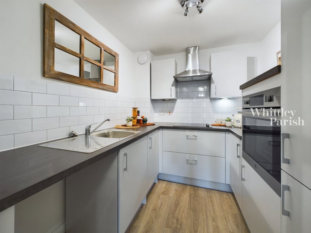 1 bed flat for salePark Road, Diss IP22 photo 3