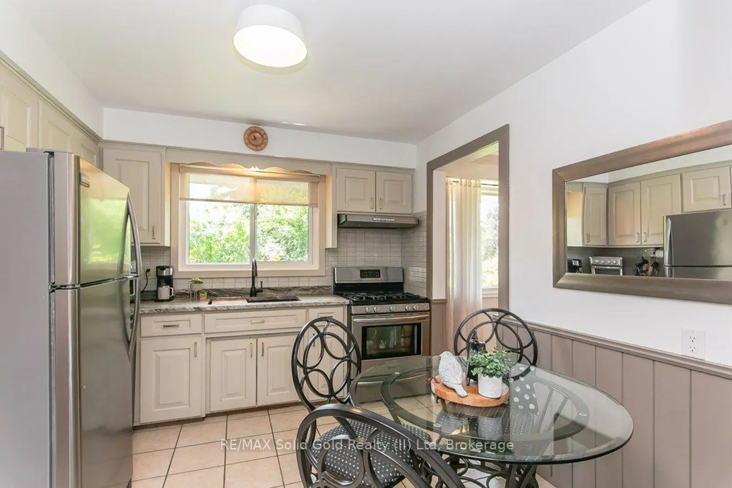 78 Inwood Crescent photo 3