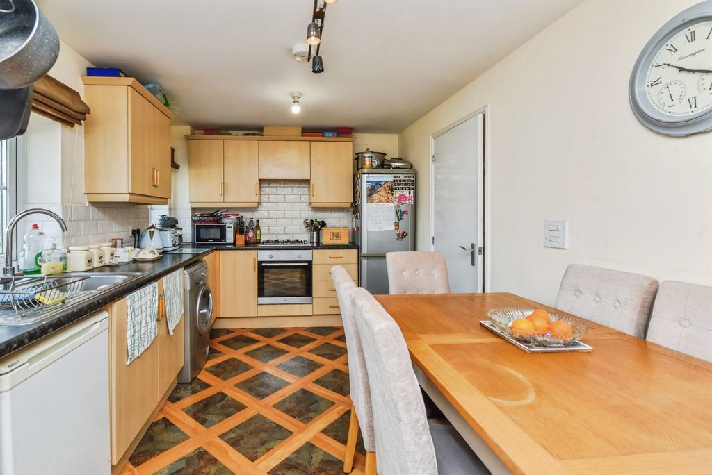 2 bed flat for saleHillier Road, Devizes SN10 photo 4