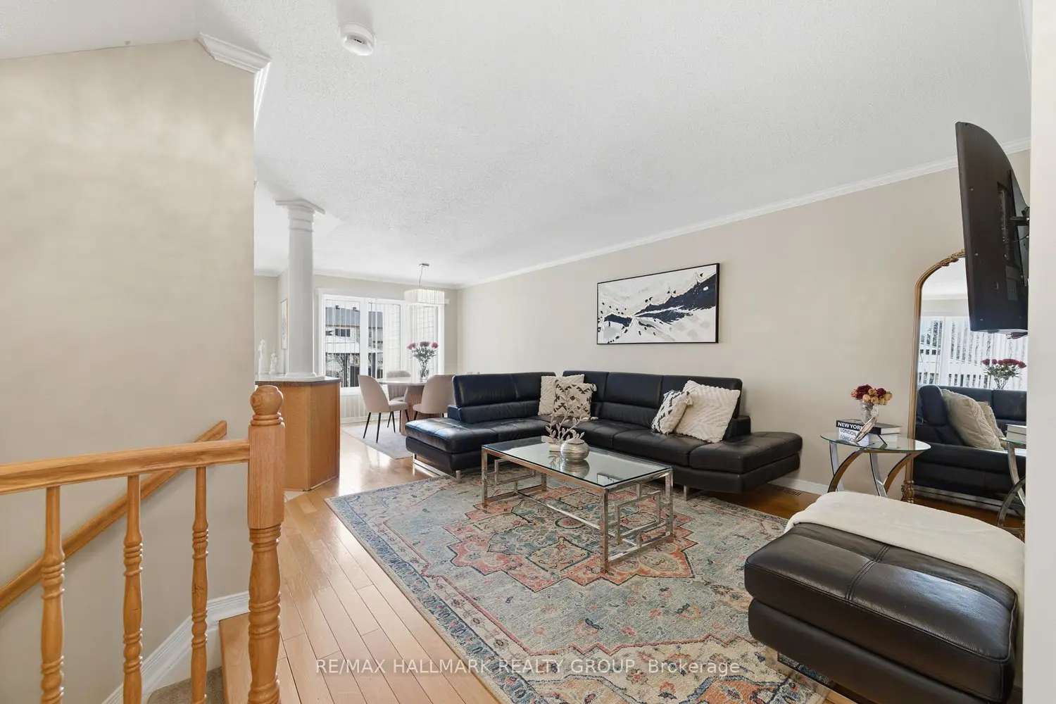 2208 Brockstone Crescent photo 2