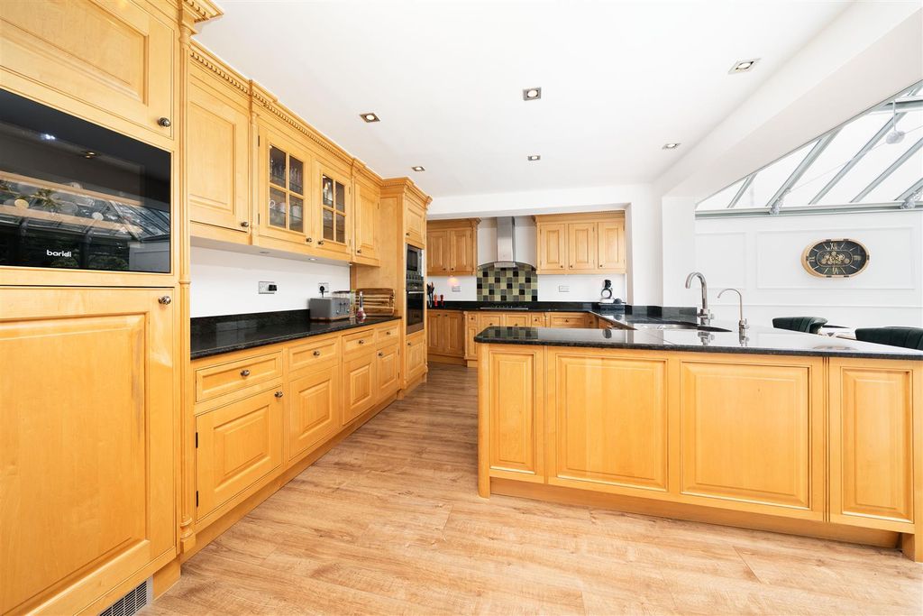 4 bed detached house for saleCanons Drive, Edgware HA8 photo 5
