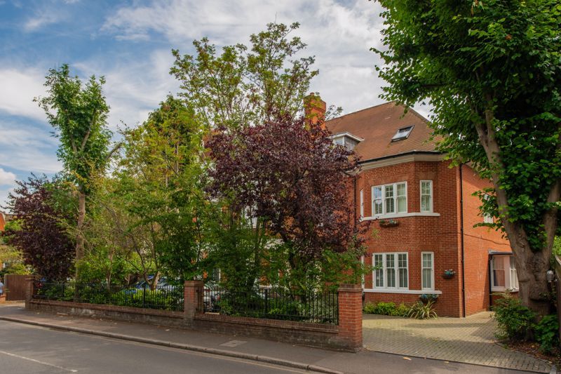 2 bed flat for saleBridge Road, Hampton Court KT8