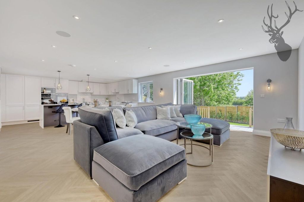 4 bed semi-detached house for saleCrows Road, Epping CM16 photo 3