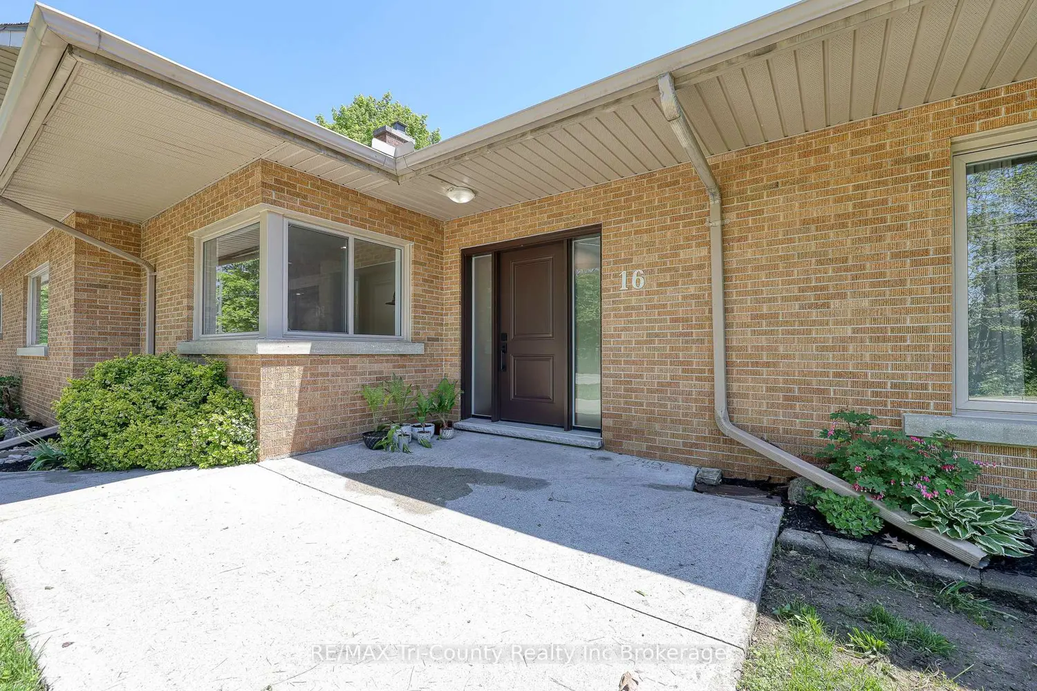 16 Delevan Crescent photo 2