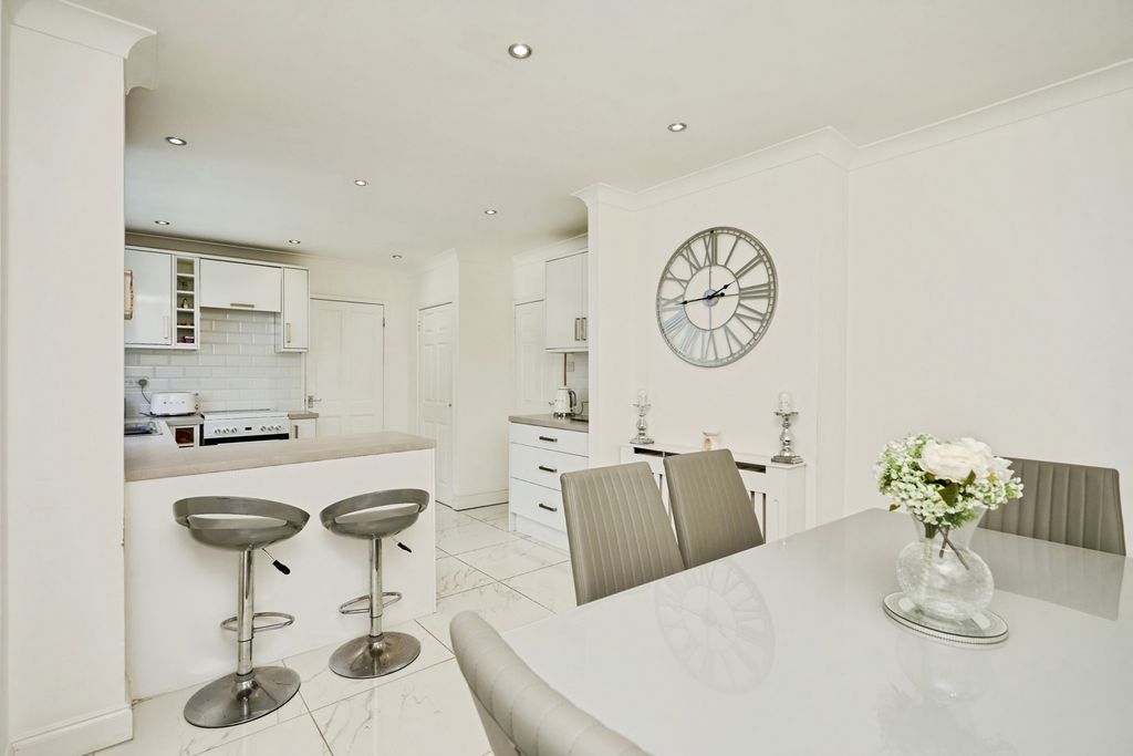3 bed semi-detached house for salePrincess Close, East Cowes, Isle Of Wight PO32 photo 2