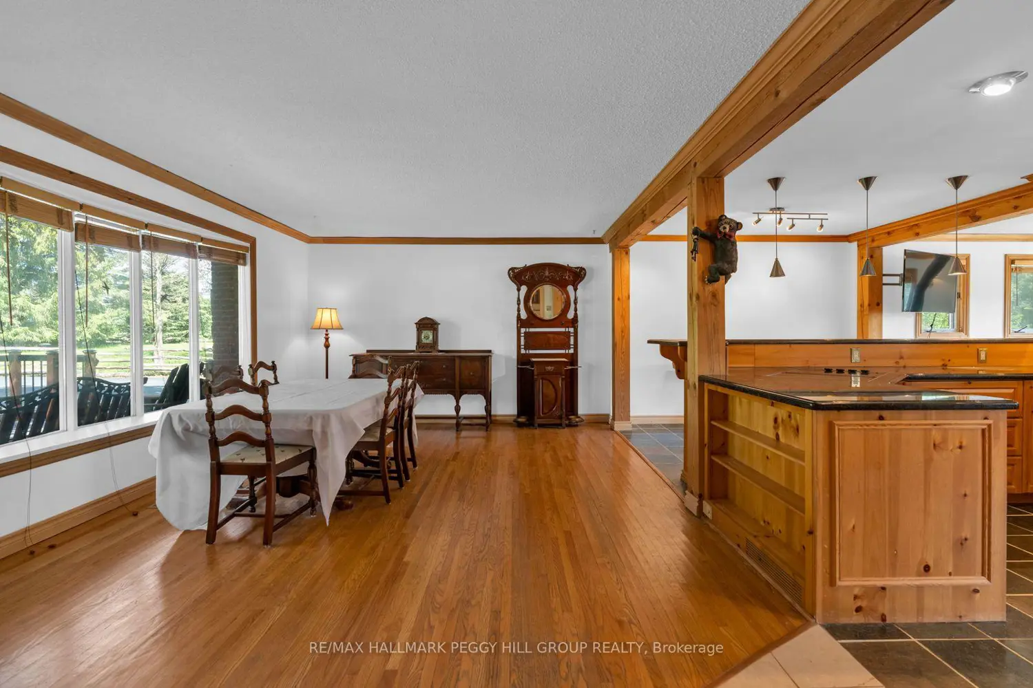 2145 18Th Side Road photo 2