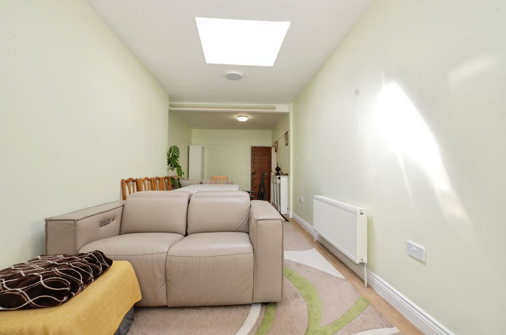 4 bed terraced house for saleMollison Way, Edgware HA8 photo 4
