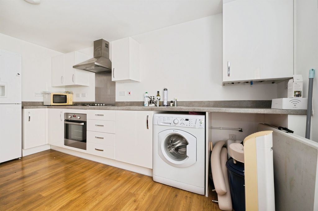 Additional image 5 of 2 bed flat for saleBakers Crescent, Eastleigh SO50