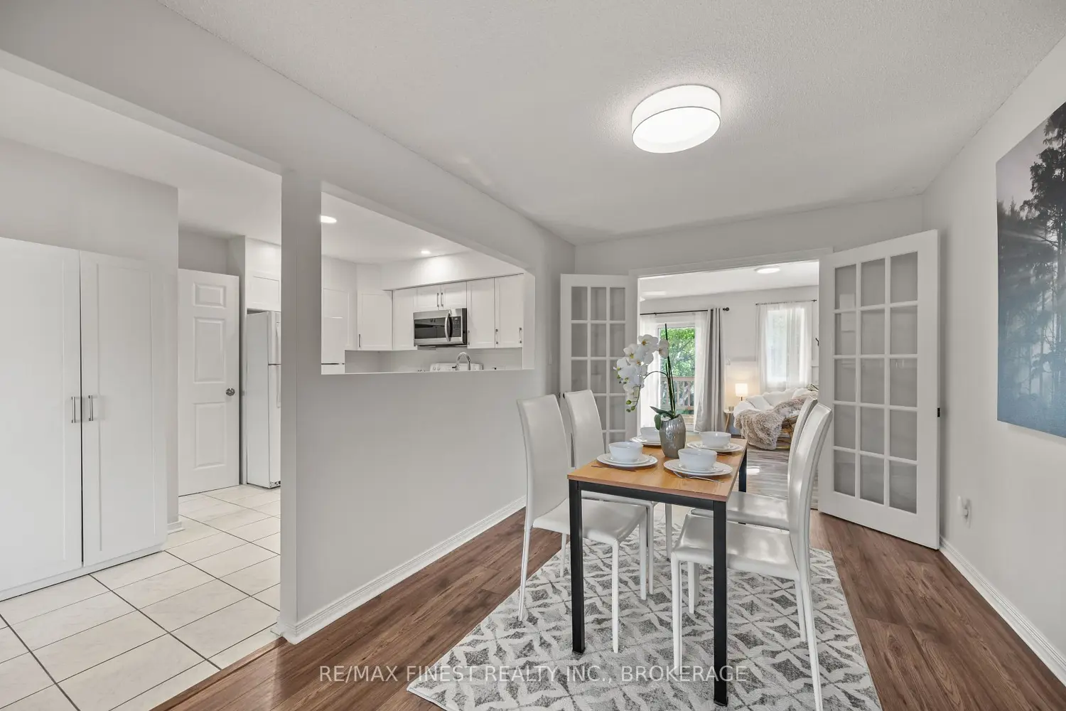 1066 Pinewood Place photo 4