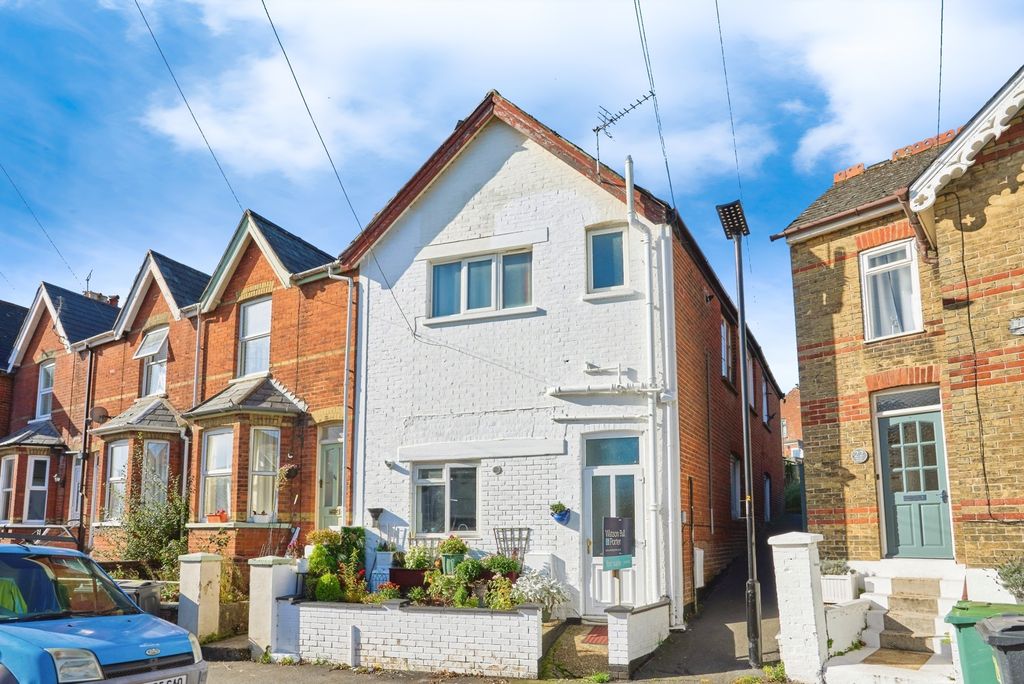 Additional image 2 of 2 bed flat for saleTennyson Road, Cowes, Isle Of Wight PO31
