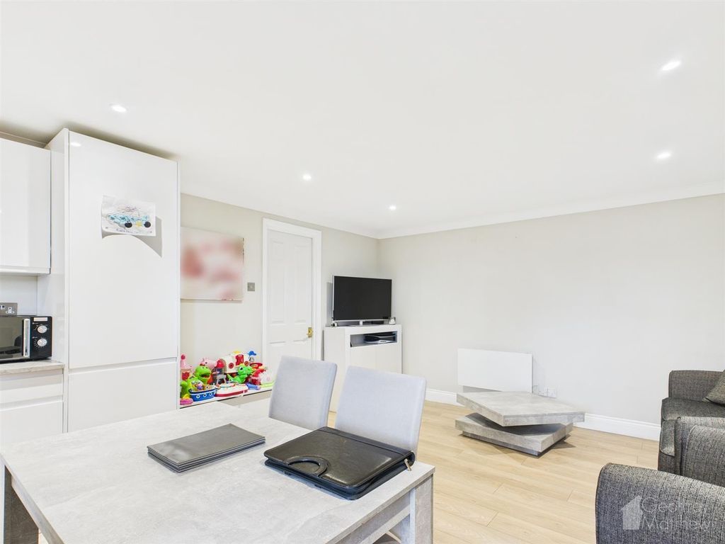 2 bed flat for saleChelmsford Road, Dunmow CM6 photo 5