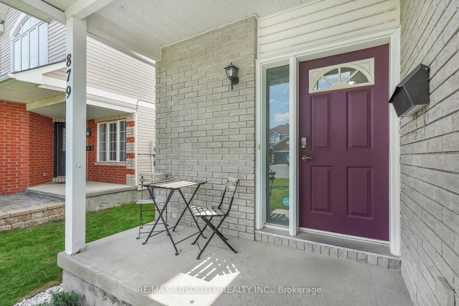879 Paradise Crescent photo 2