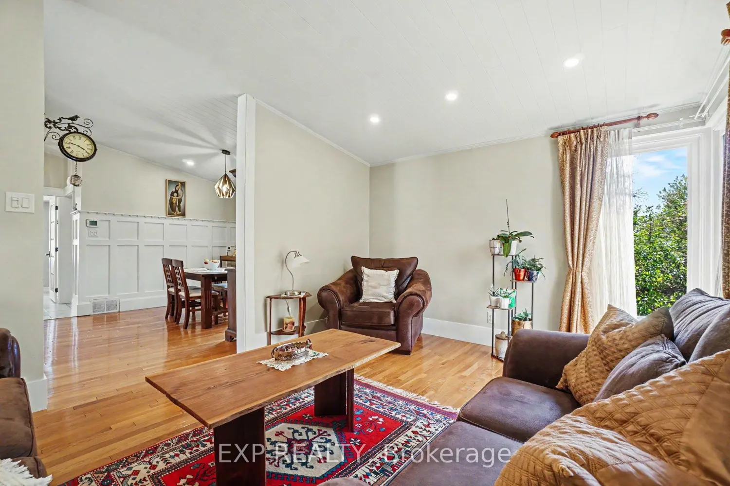 1104 Chateau Crescent photo 4