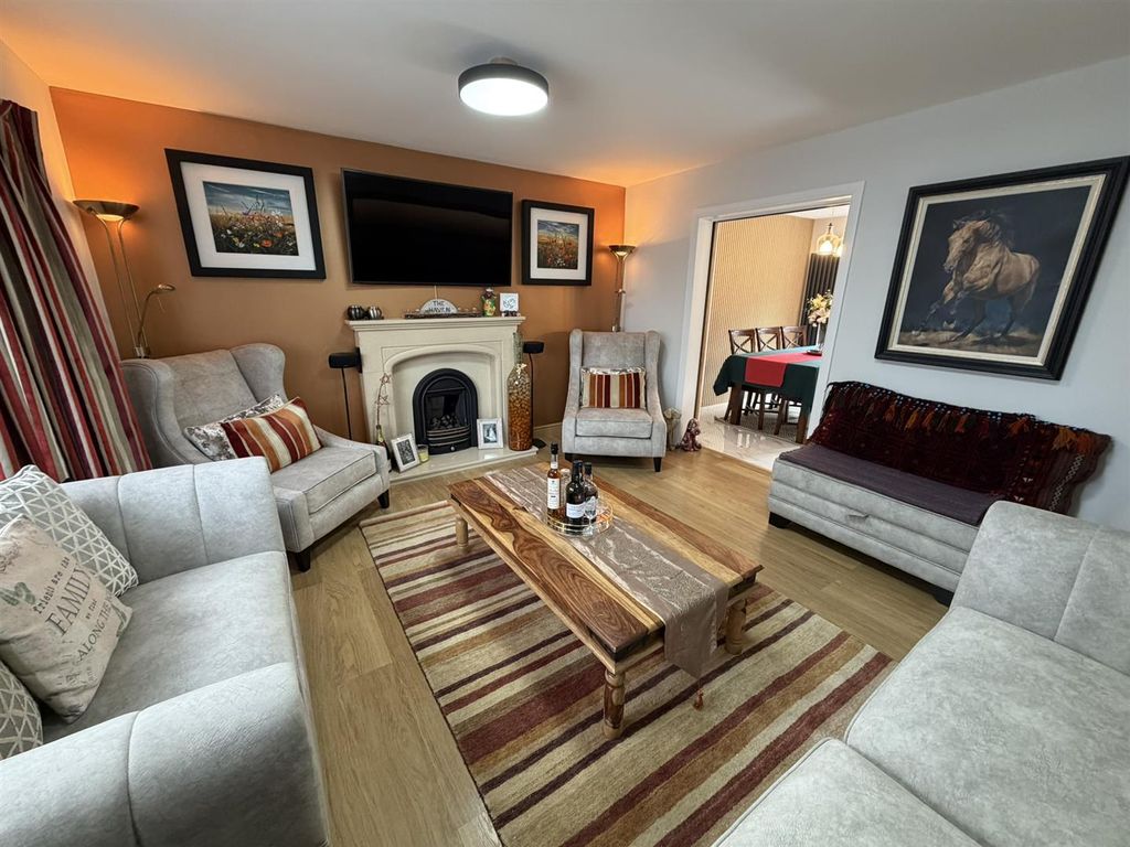 4 bed property for saleShackleton Drive, Daventry NN11 photo 4