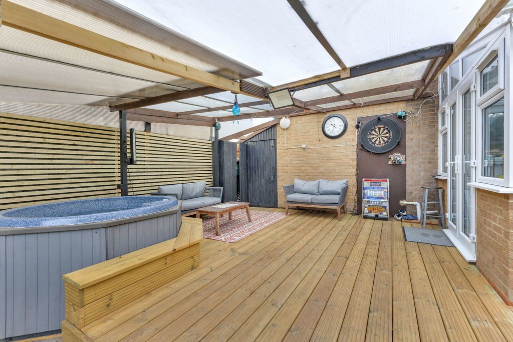 Additional image 16 of 4 bed semi-detached house for saleHadrian Avenue, Dunstable LU5