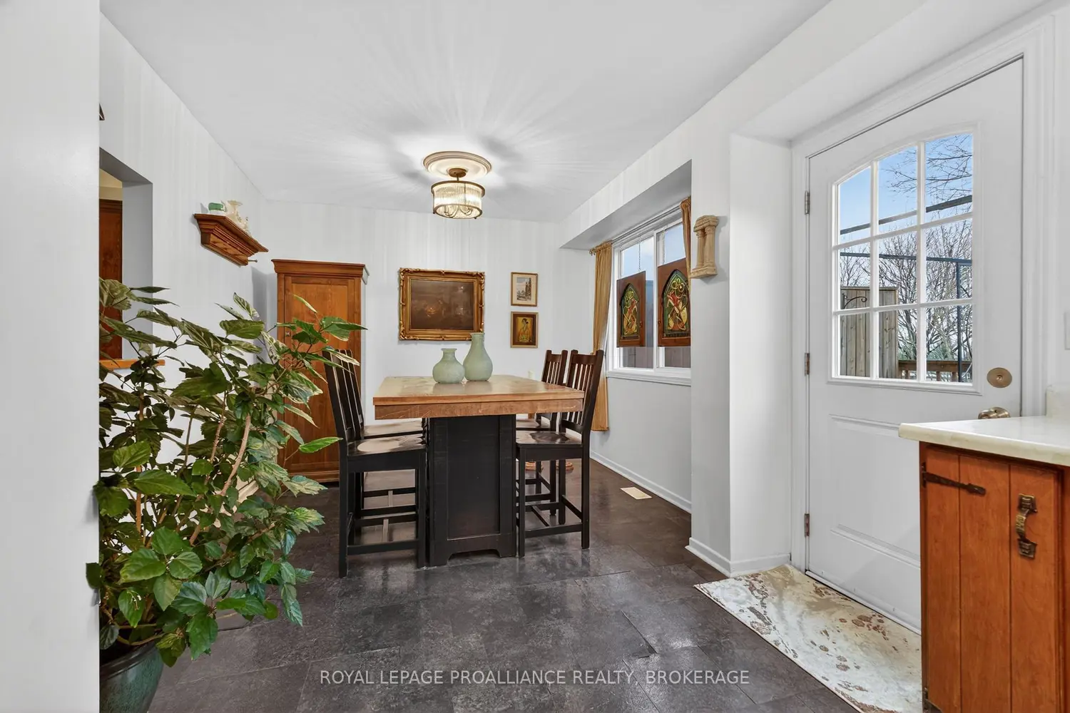 759 Somerset Crescent photo 5
