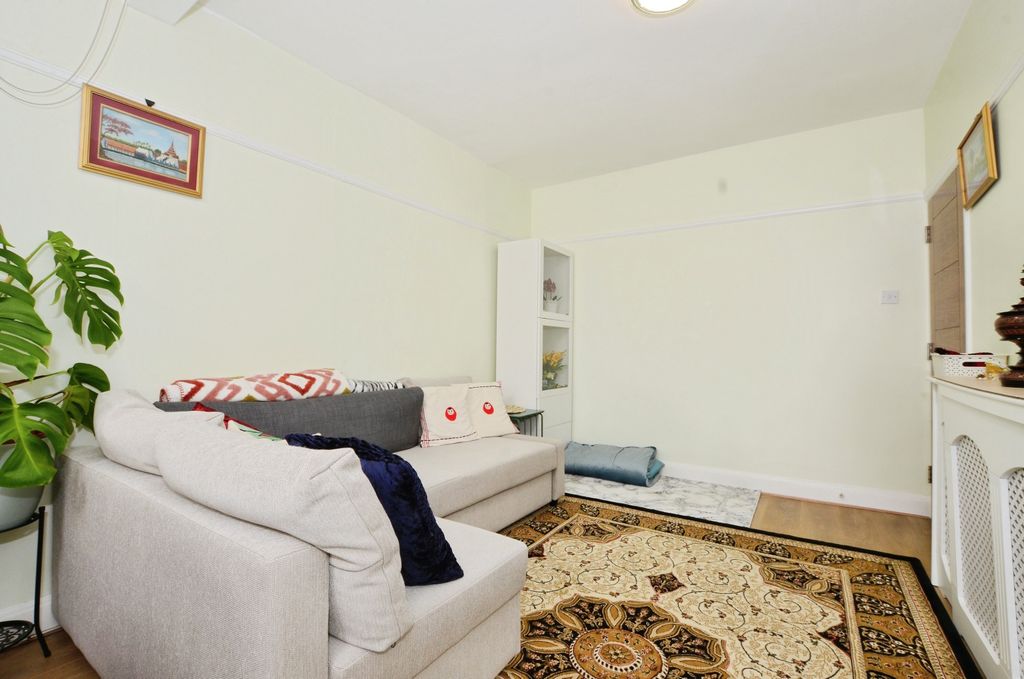 4 bed terraced house for saleMollison Way, Edgware HA8 photo 3