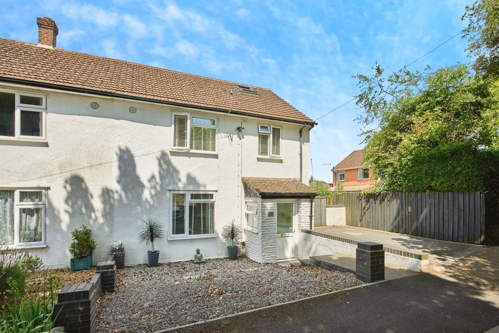 3 bed semi-detached house for salePrincess Close, East Cowes, Isle Of Wight PO32 photo 3