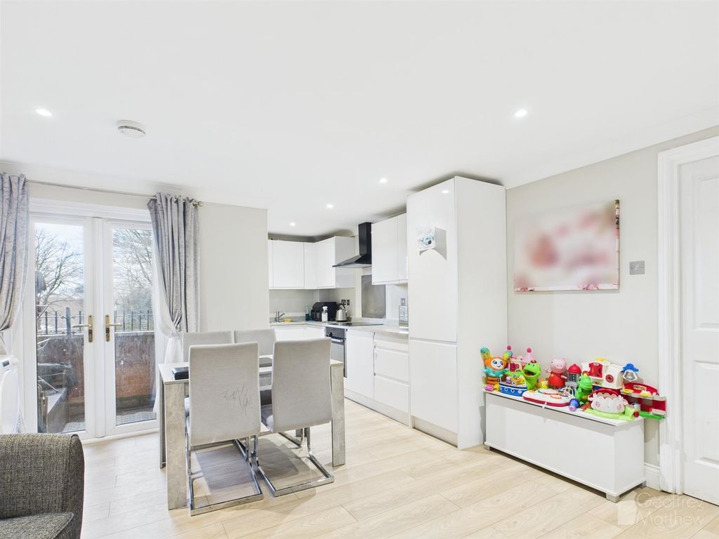 2 bed flat for saleChelmsford Road, Dunmow CM6 photo 3