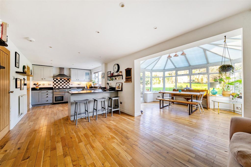 5 bed detached house for saleWick Lane, Devizes SN10 photo 2
