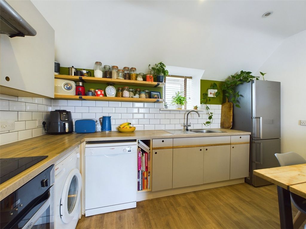 2 bed flat for salePolzeath, Polzeath, Cornwall PL27 photo 4