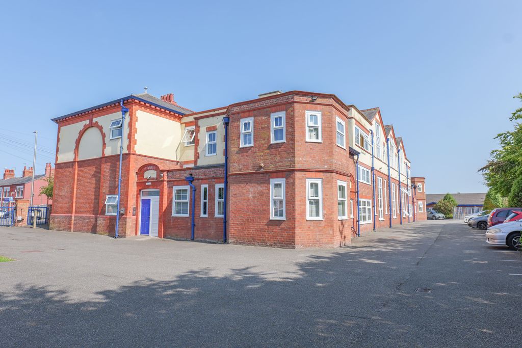 2 bed flat for saleCambridge Road, Ellesmere Port CH65