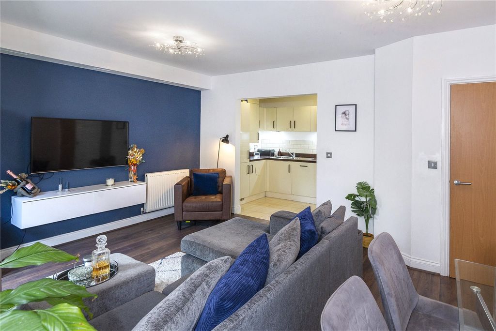 2 bed flat for saleTekram Close, Edenbridge, Kent TN8
